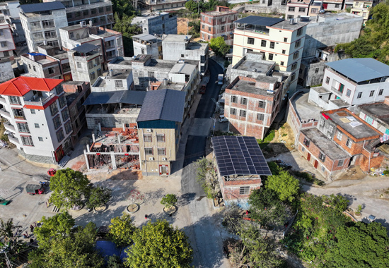 蜿蜒的沥青路穿过灵山县太平镇华西村。莫怡瑶摄