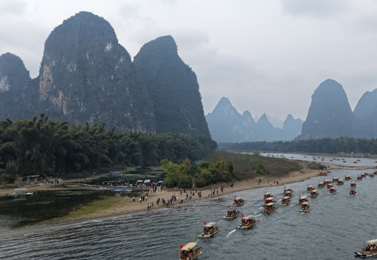 2月18日（大年初二），漓江景区竹筏川流不息。