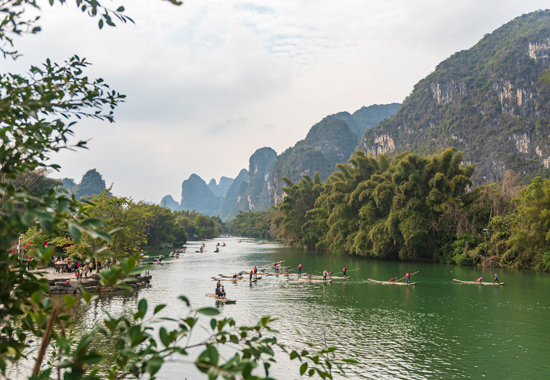 2月23日,遇龙河上往来悠荡的竹筏。