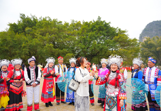 春节期间,大榕树景区里,身着民族服饰的民俗艺术家们以歌传情,让游客近距离感受桂北民俗的魅力。