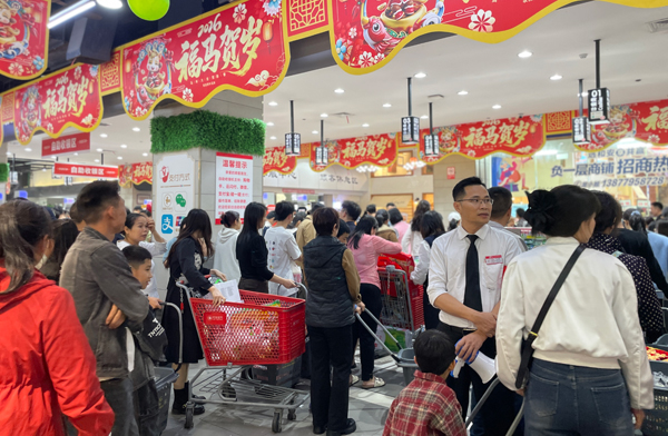 超市收銀台前排起長長的隊伍