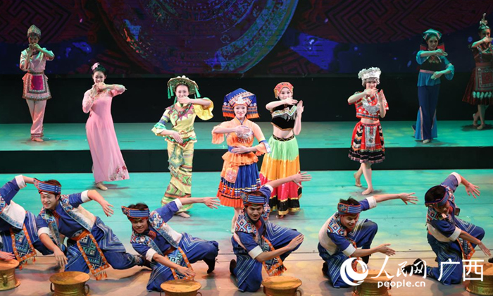 光影传情暖新春 志愿服务润人心