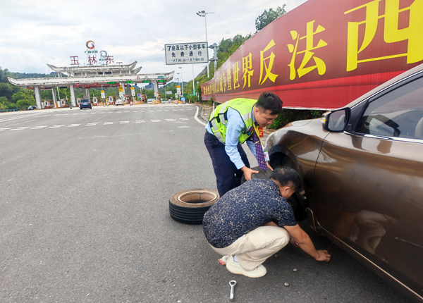 帮助司乘更换轮胎。侯融容摄