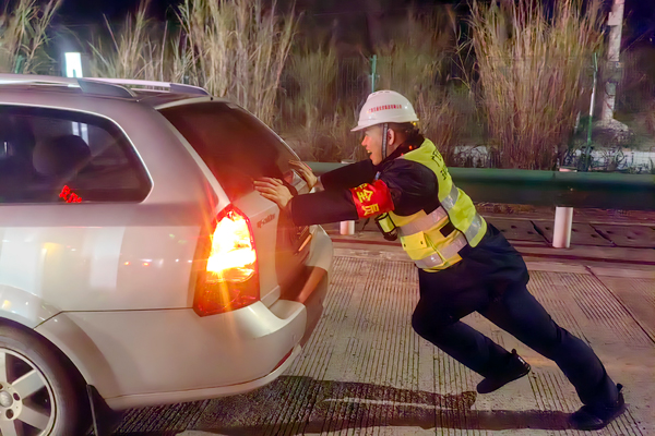 帮助司乘推车。陈永杰摄