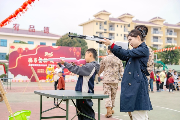 武警官兵和家属们正在进行“立马命中”游戏。