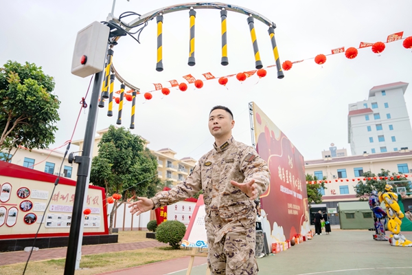 武警官兵和家属们正在进行“马急眼快”游戏。