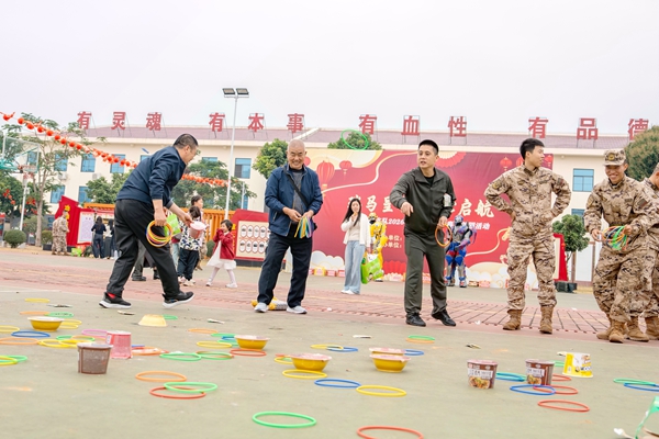 武警官兵和家属们正在进行“金马寻宝”游戏。