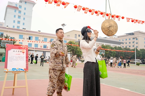 武警官兵和家屬們正在進行“瑞馬擊福”游戲。