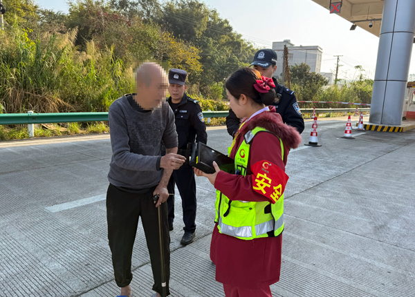 帮助迷路老人平安回家。杨秀琴摄
