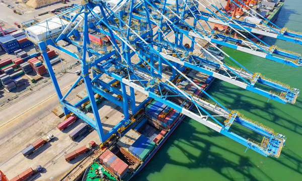 铁山港北暮作业区5号泊位正在作业