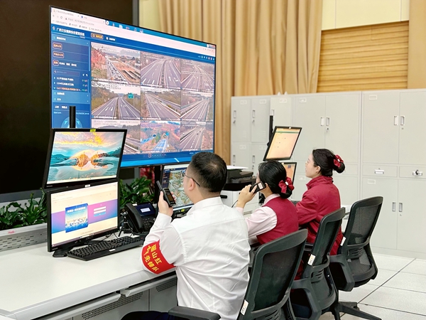 工作人员实时监测梧柳高速路网运行状态。