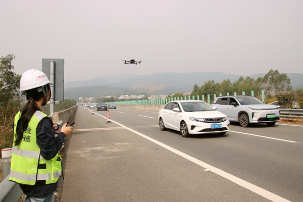 无人机实时监测返程车流。