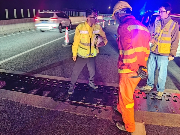 工作人員現場勘定縫合方案。麥雅淇攝