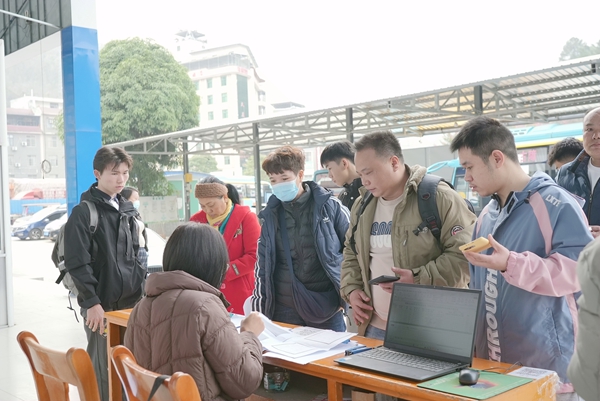 外出务工群众在办理免费乘车。熊英秀摄
