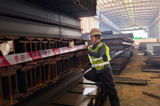 值班人員扎實做好春節期間巡庫及物資盤點。廣西交投商貿集團供圖