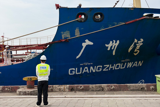 欽州瀝青工廠進行瀝青運輸船接駁。廣西交投商貿集團供圖