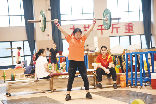 舉重隊運動員舉起杠鈴。記者林顯威攝