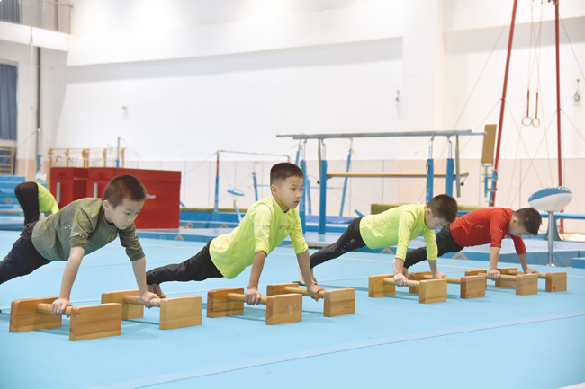 體操隊運動員在訓練。記者林顯威攝