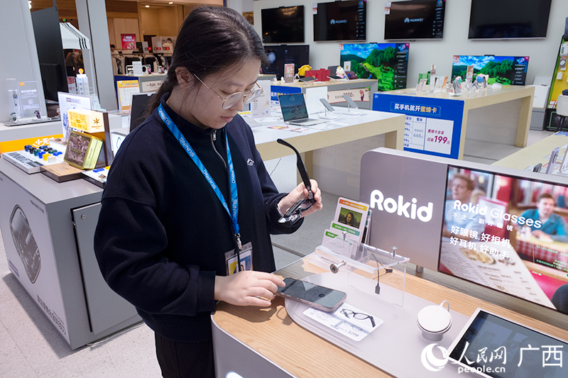 华君茹向记者演示使用智能眼镜。人民网记者 覃心摄