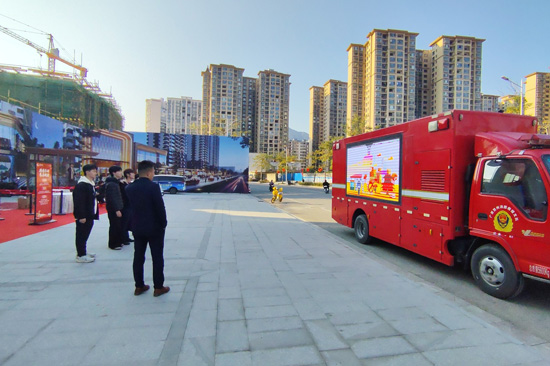 群众观看消防科普视频。贺州消防供图