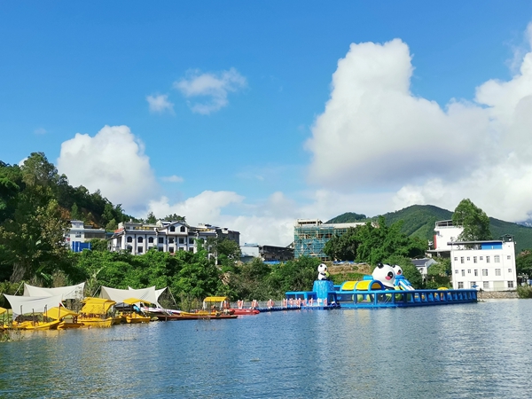 万峰湖中的水上娱乐园。黄燕群摄