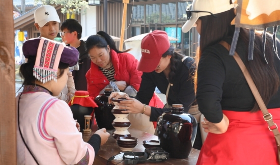 游客正在正在进行非遗体验。魏颖辉摄