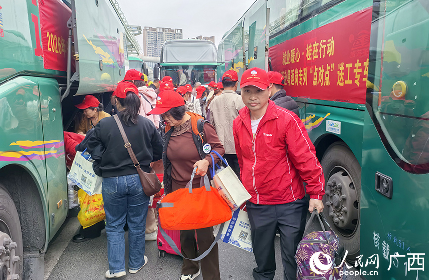 务工人员乘坐送工专车到达贵港站。人民网 付华周摄