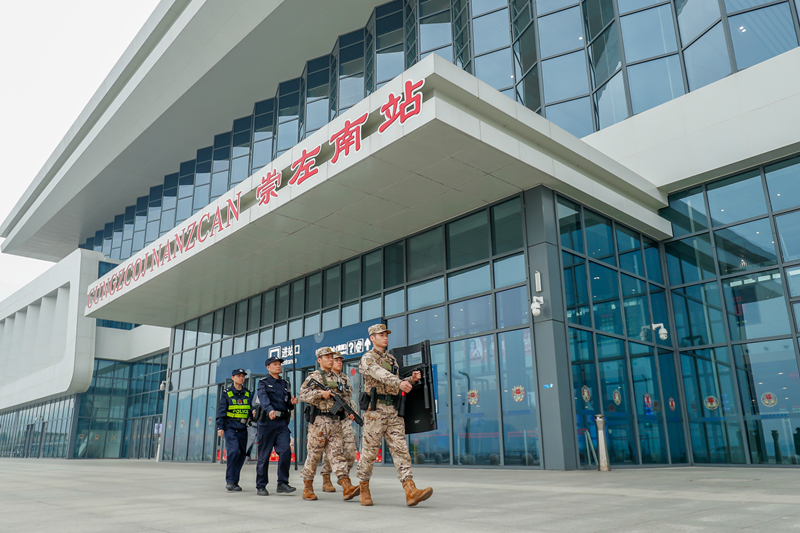 武警官兵站外徒步巡逻。杜思念摄