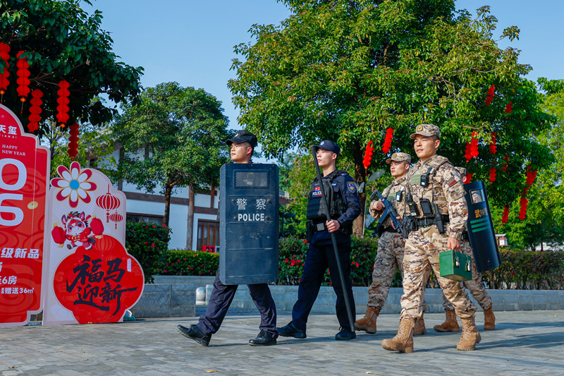 武警官兵在景区内徒步巡逻。欧阳明君摄