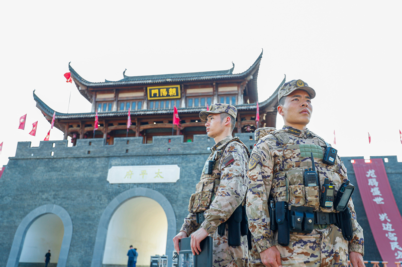 武警官兵在景区门口定点警戒。杜思念摄
