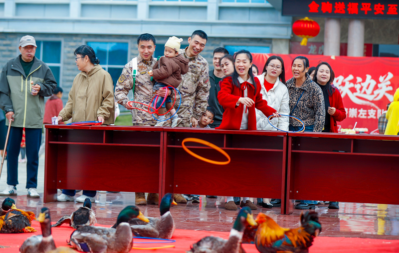 武警官兵与家属进行“套圈夺宝”游戏。李章禄摄