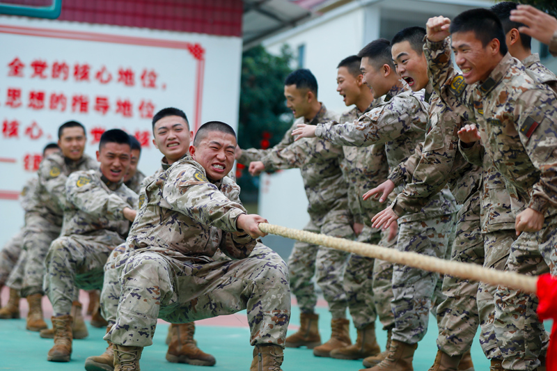 武警官兵进行拔河比赛。杜思念摄