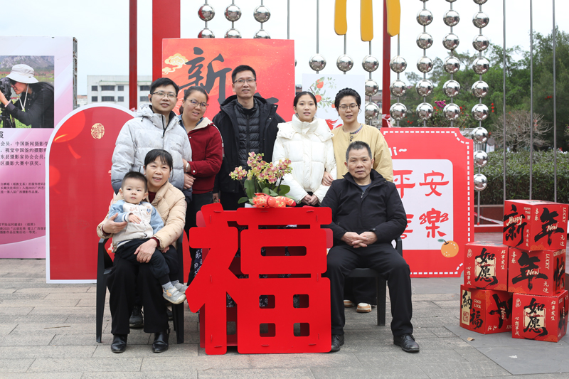 為群眾免費拍攝全家福。