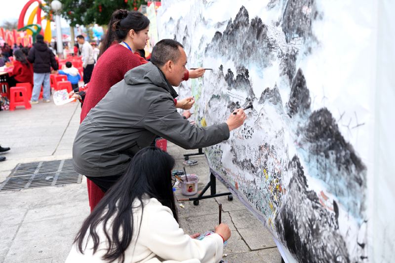 群眾與美術家共繪“田東全景圖”。
