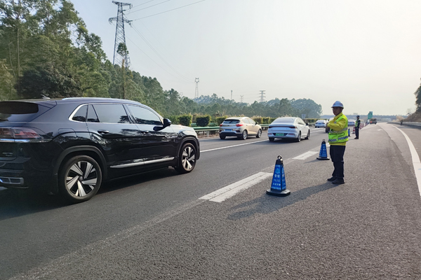 在化山互通實施固定值守點。韋蒙僑攝