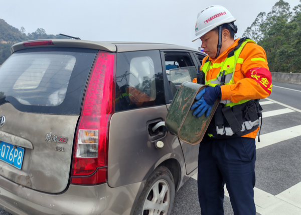 為故障車輛加注燃油。梁柯攝