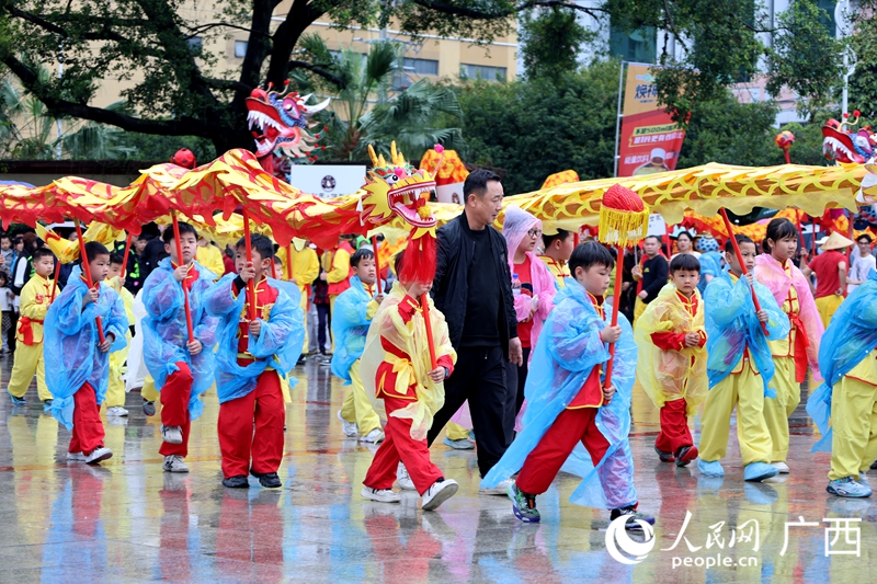 孩子們雨中舞龍鬧新春。人民網 龐惠文攝