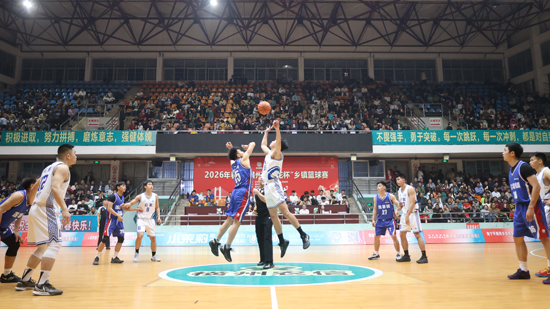 随着裁判一声哨响,比赛正式拉开序幕。