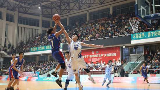 赛场上攻防激烈,球员们奋力拼抢、精准对抗。