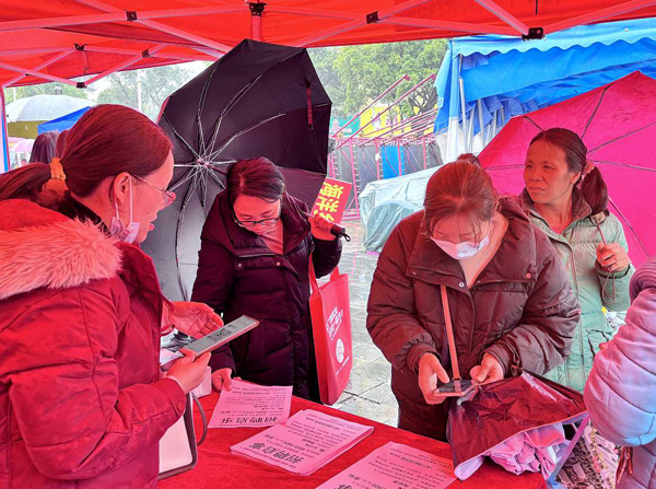 招聘活动现场。秦志军摄