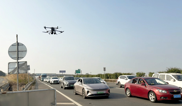 車流緩慢，無人機低空喊話誘導通行