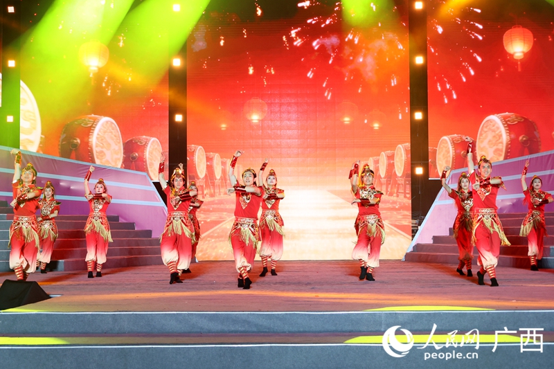 大型歌舞《骏马奔腾》。人民网 庞惠文摄