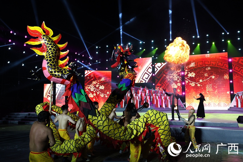 炮龙亮相晚会。人民网 庞惠文摄