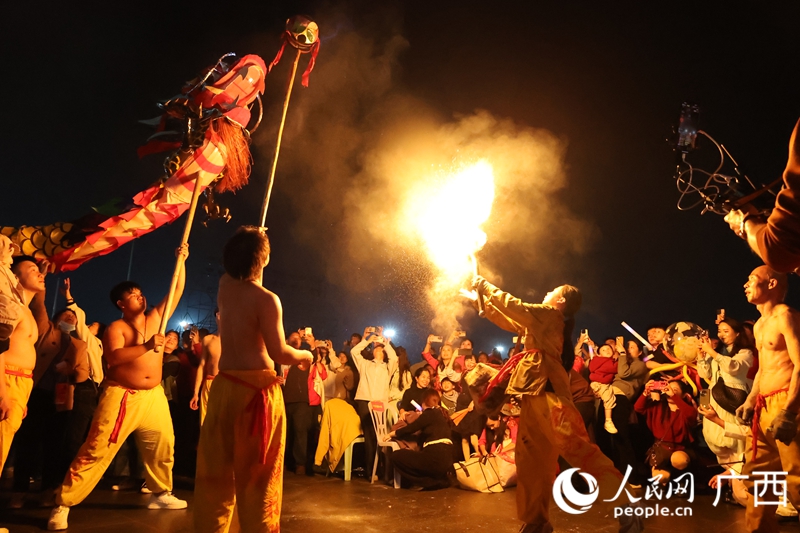 火光冲天，炮龙狂舞。人民网 庞惠文摄