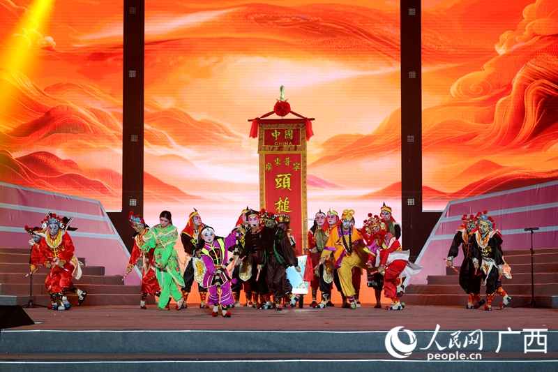 潮汕英歌舞亮相，尽显非遗风采。人民网 庞惠文摄