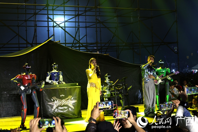 机器人乐队登台伴奏。人民网 庞惠文摄