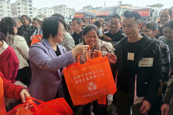 “點對點”送工儀式現場。馬彥光攝