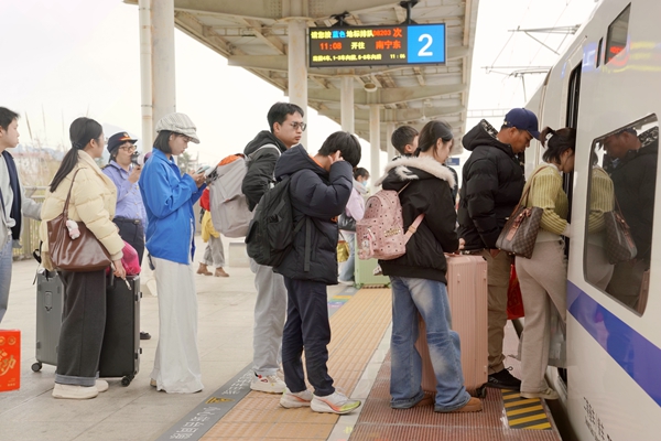 学生旅客在鹿寨北站乘车。卢穗萍摄