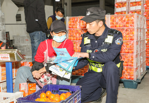 武鸣分局辖区派出所民辅警走进沃柑包装车间、交易市场等地向果农果商开展反诈宣传。周岩摄