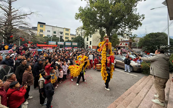 大年初一，高尚镇雄狮献瑞纳千祥。